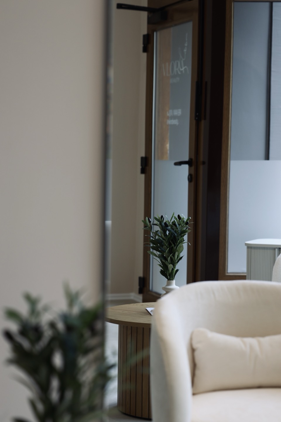 Behandlungsliege und Equipment bei Vlora Beauty Frankfurt